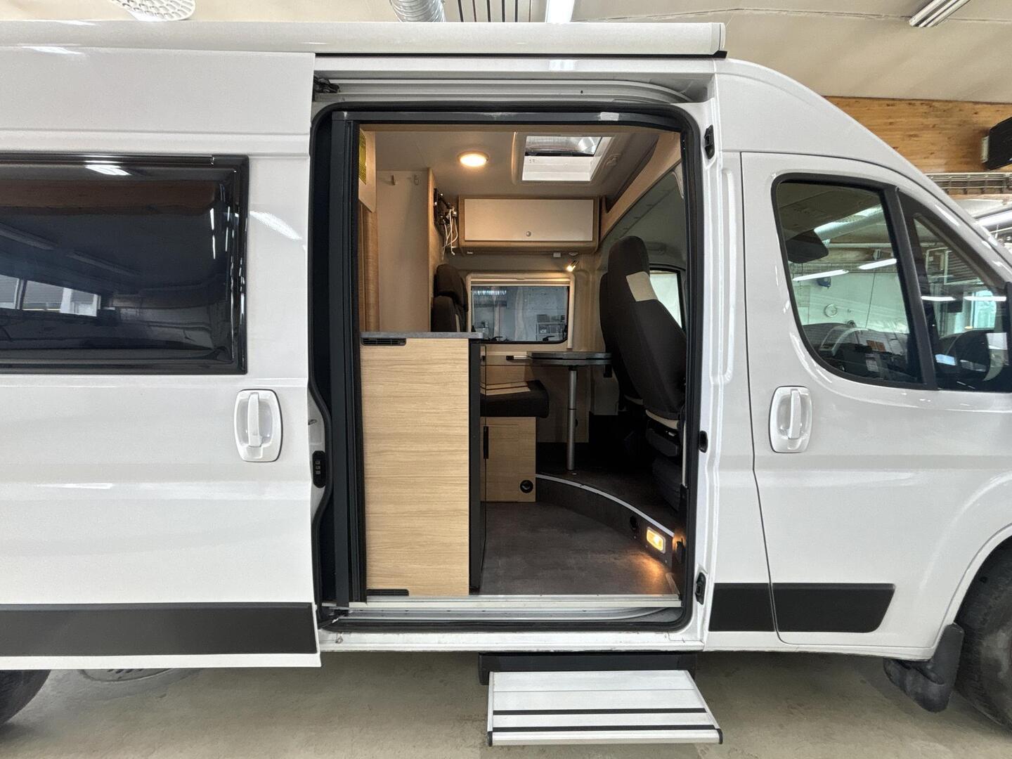 ROADCAR VAN R 601 2022