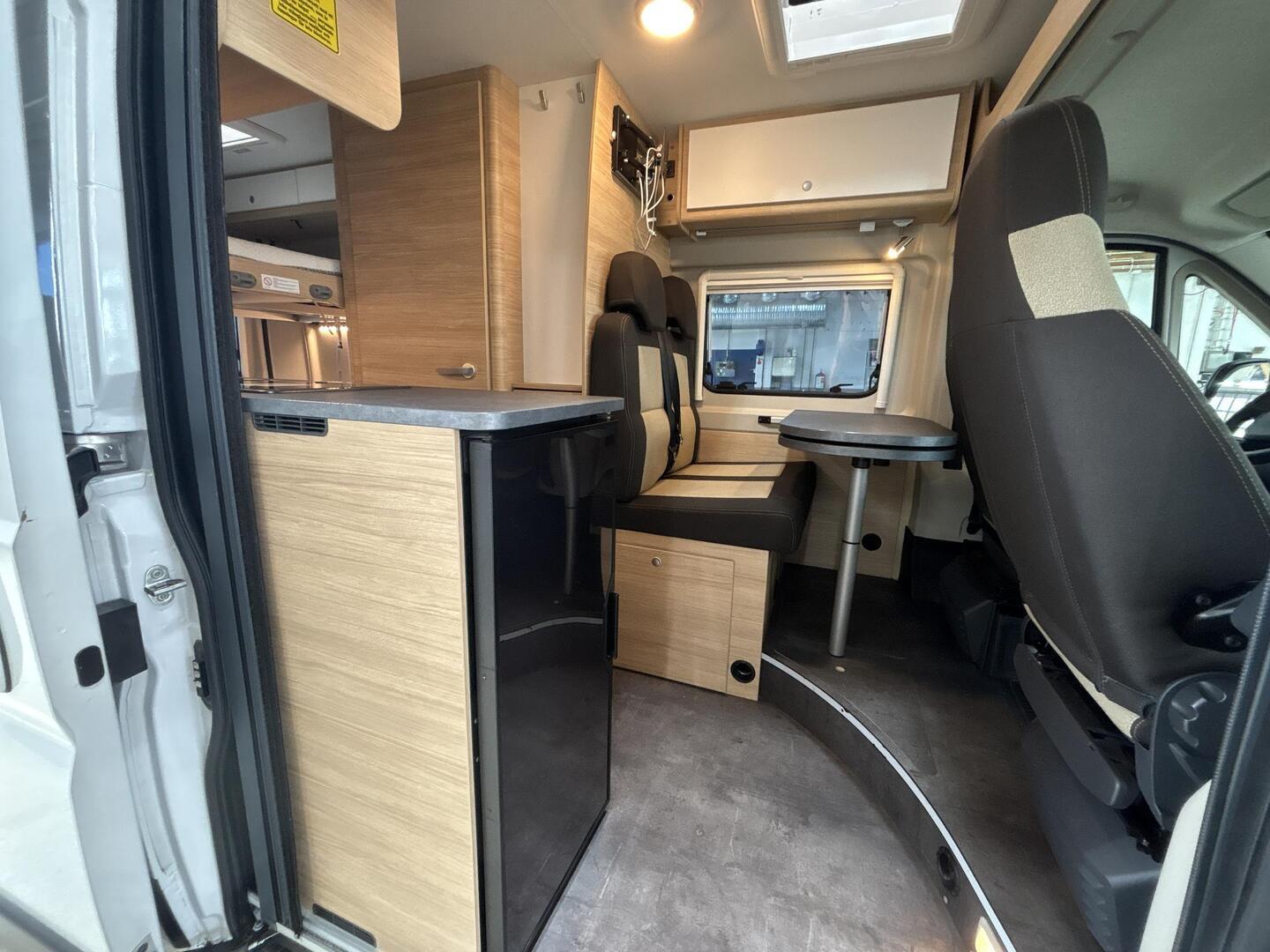 ROADCAR VAN R 601 2022