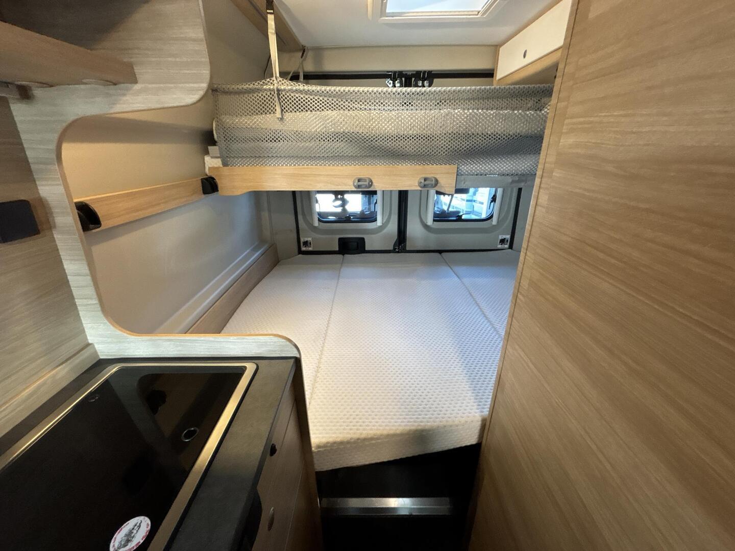 ROADCAR VAN R 601 2022