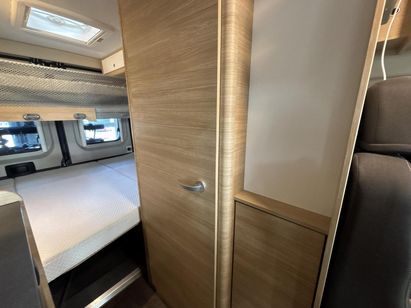 ROADCAR VAN R 601 2022