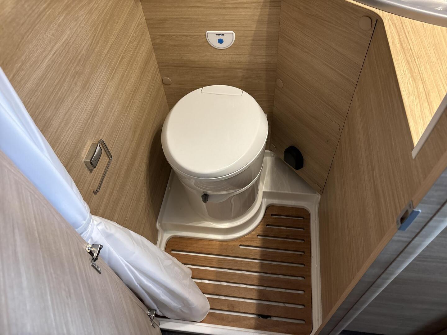 ROADCAR VAN R 601 2022