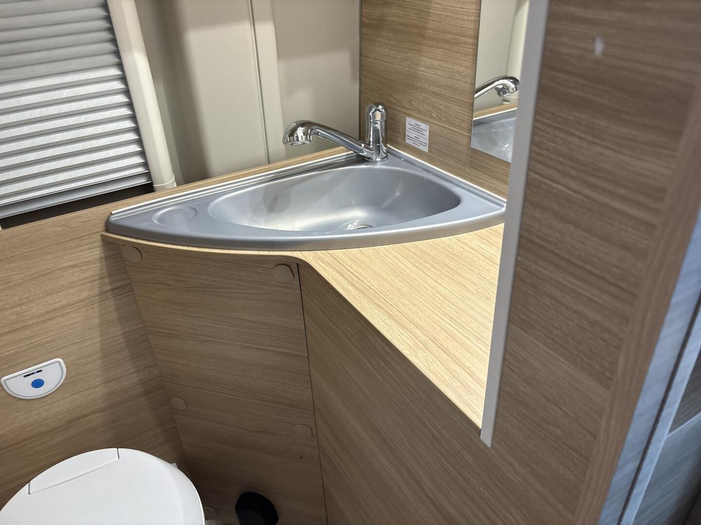 ROADCAR VAN R 601 2022