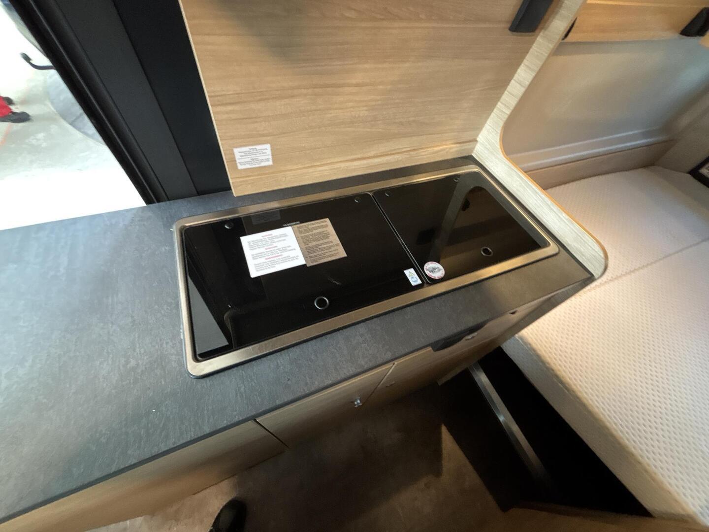 ROADCAR VAN R 601 2022