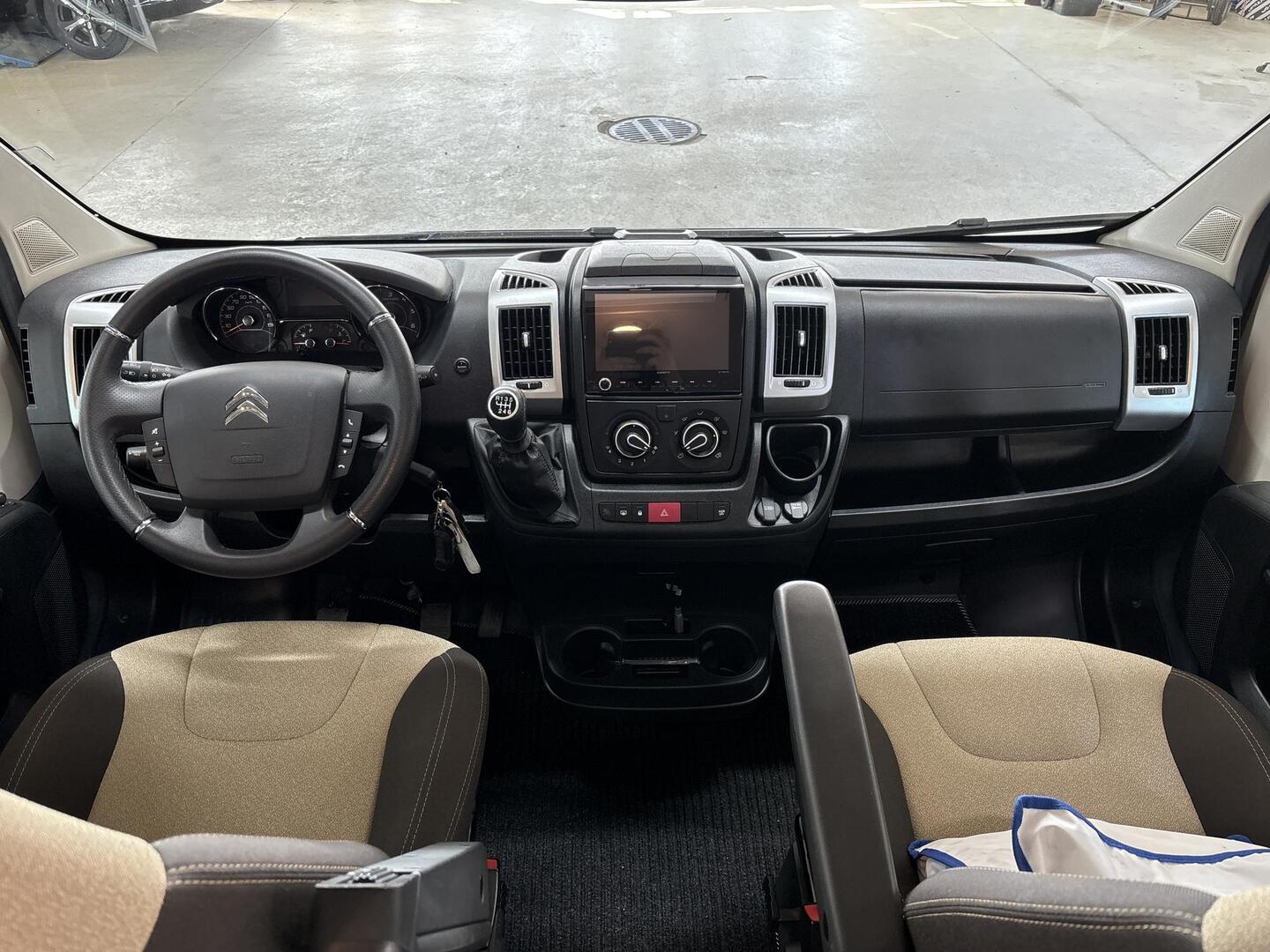 ROADCAR VAN R 601 2022