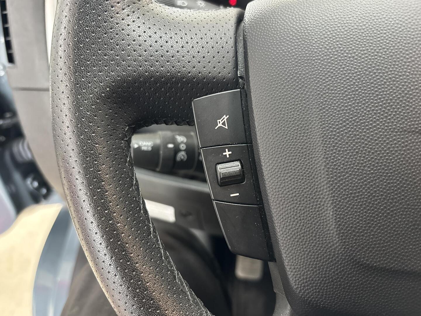 ROADCAR VAN R 601 2022