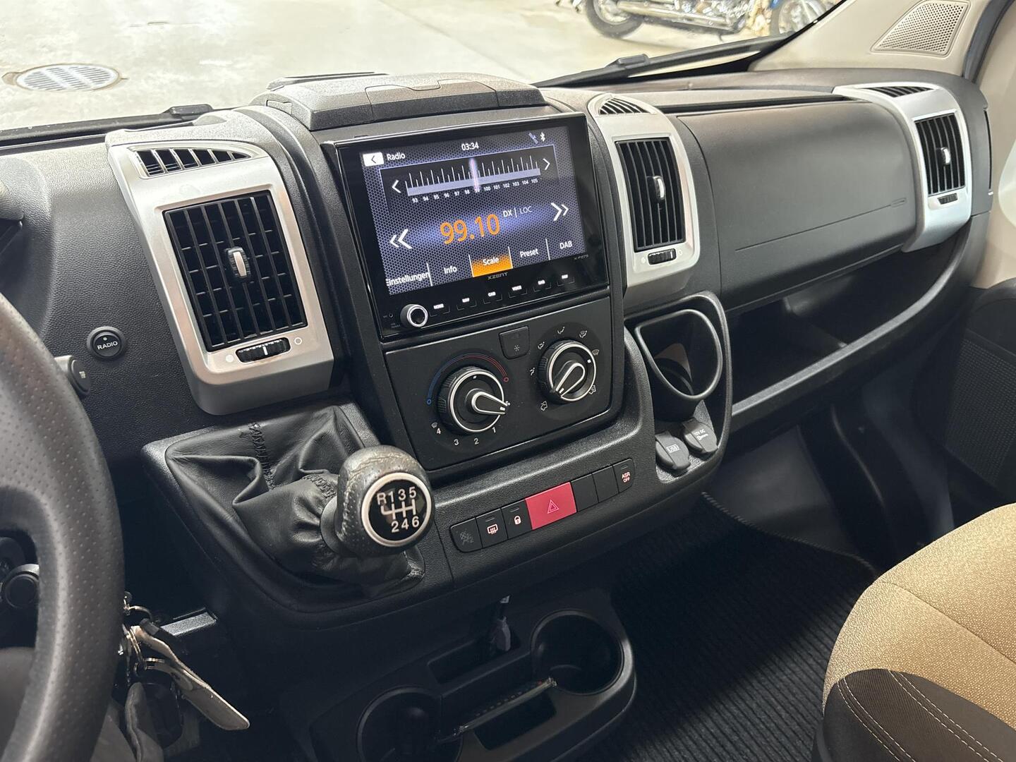 ROADCAR VAN R 601 2022