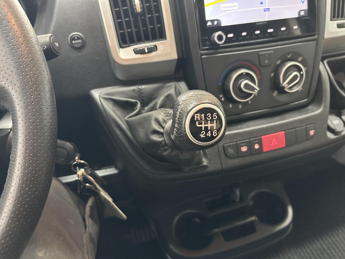 ROADCAR VAN R 601 2022