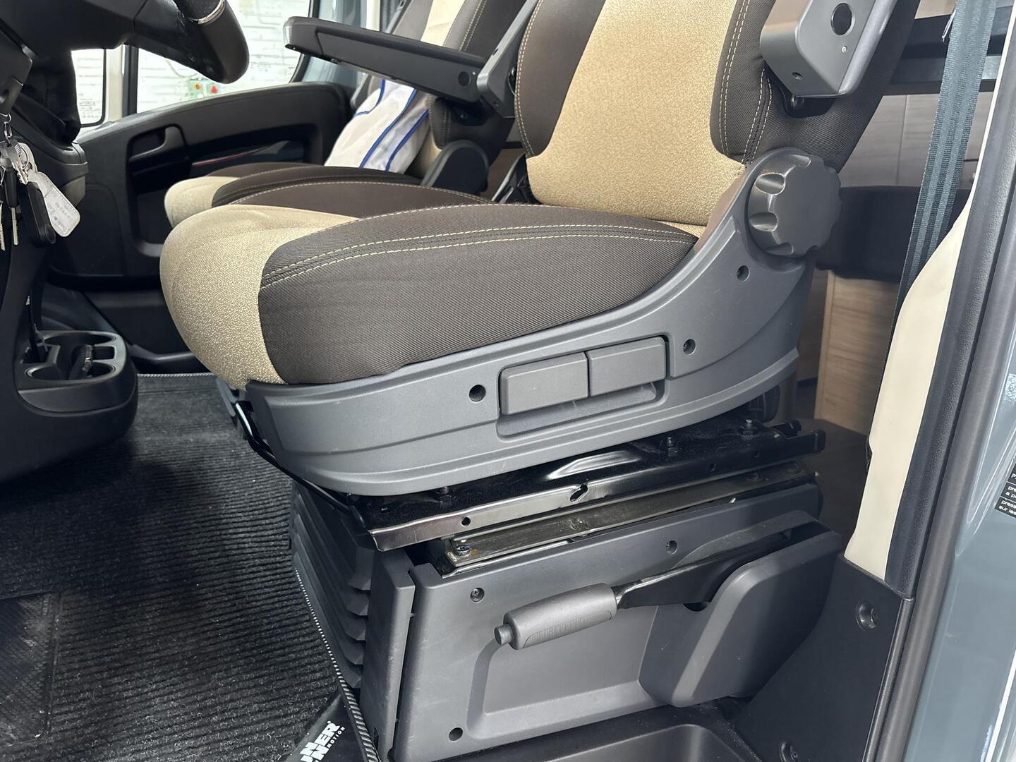 ROADCAR VAN R 601 2022