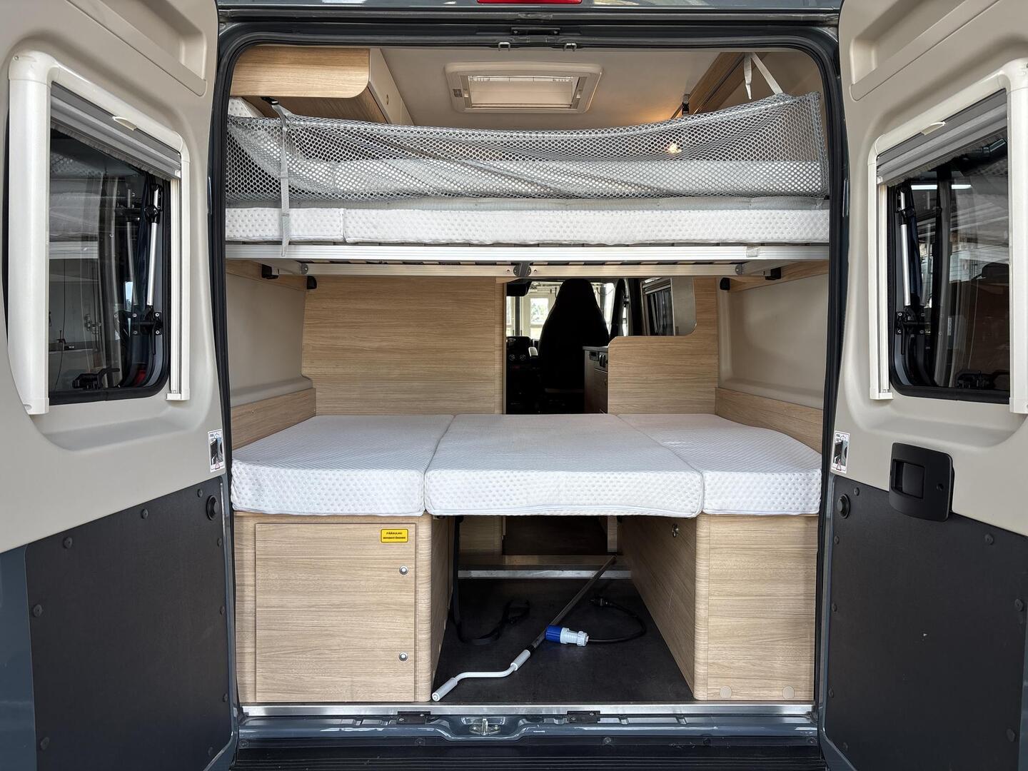 ROADCAR VAN R 601 2022