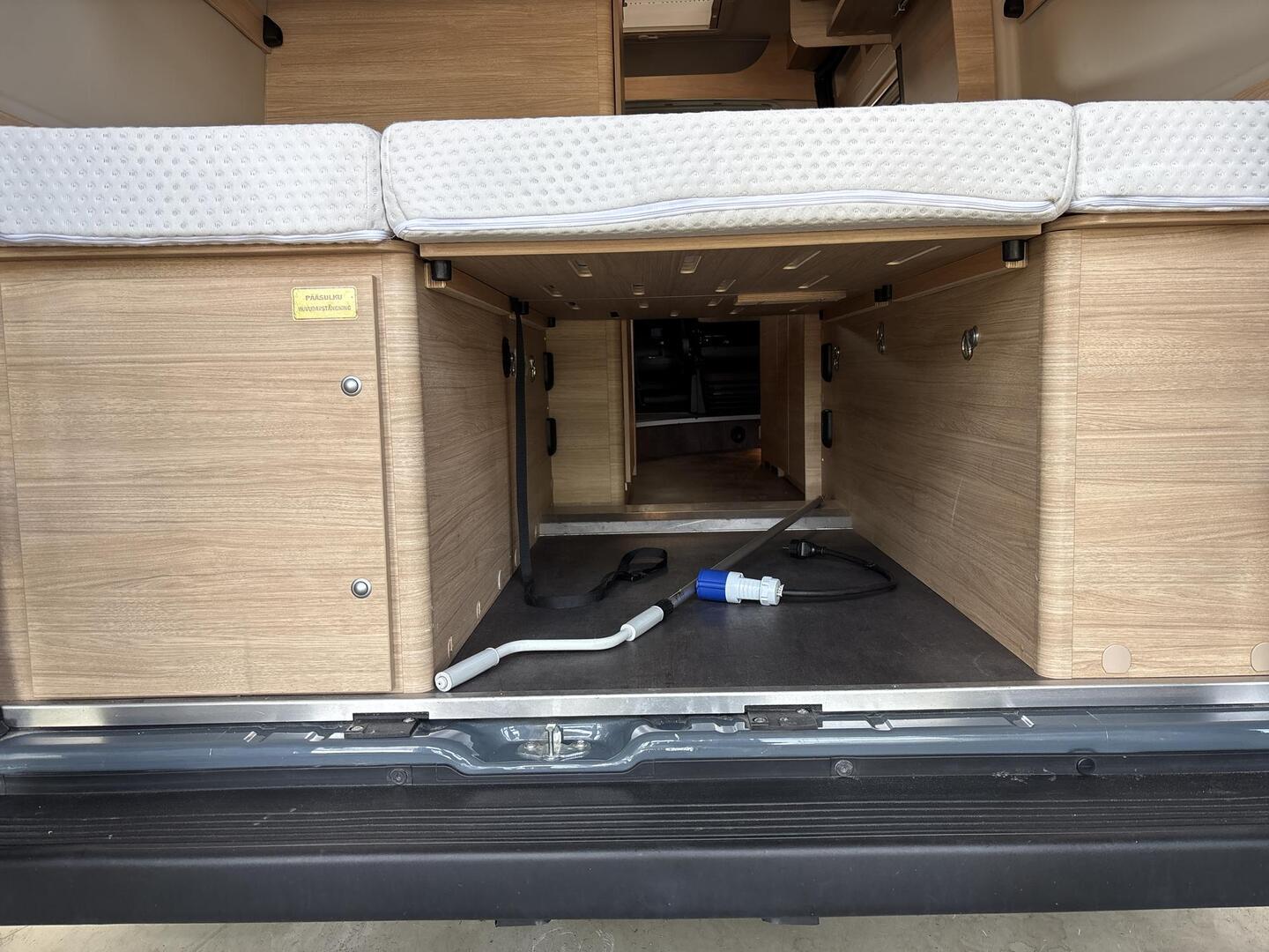 ROADCAR VAN R 601 2022