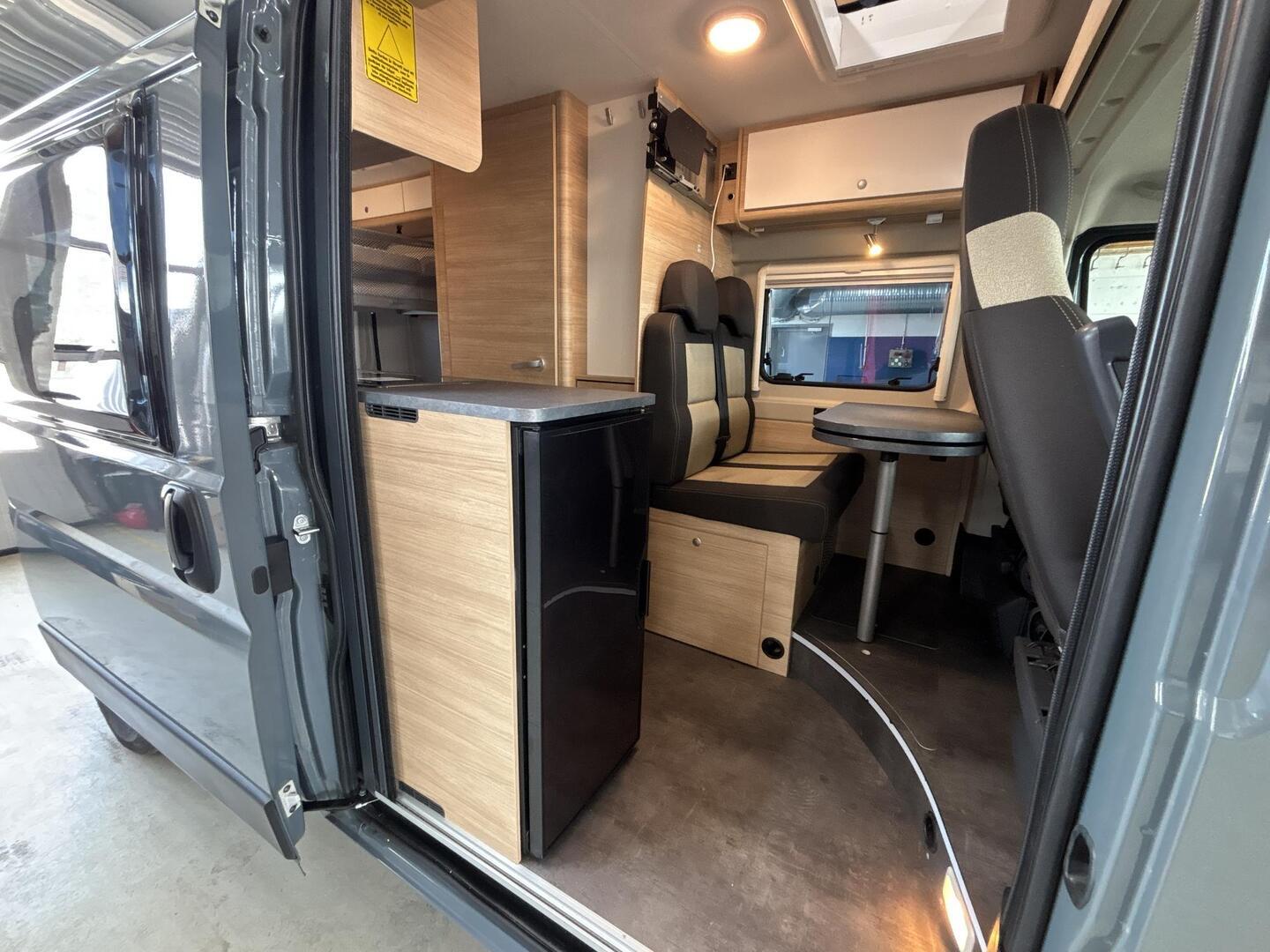 ROADCAR VAN R 601 2022