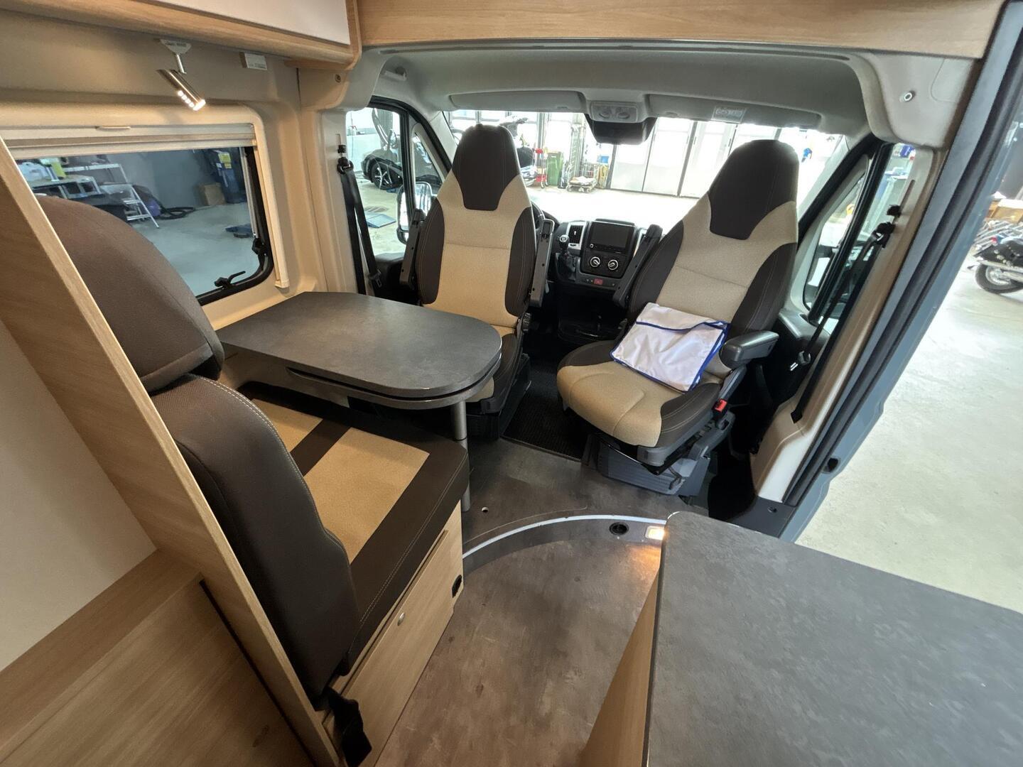 ROADCAR VAN R 601 2022