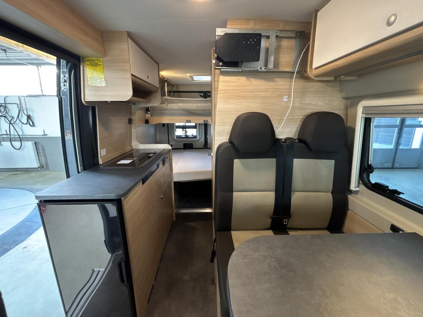 ROADCAR VAN R 601 2022