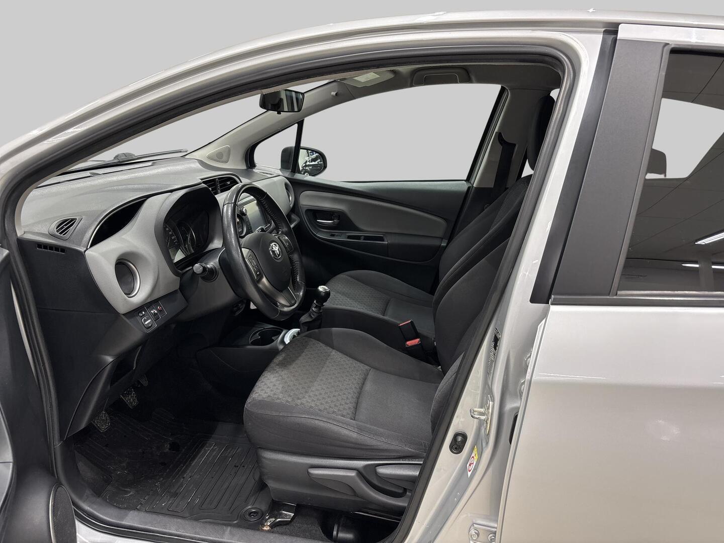 TOYOTA Yaris 2015