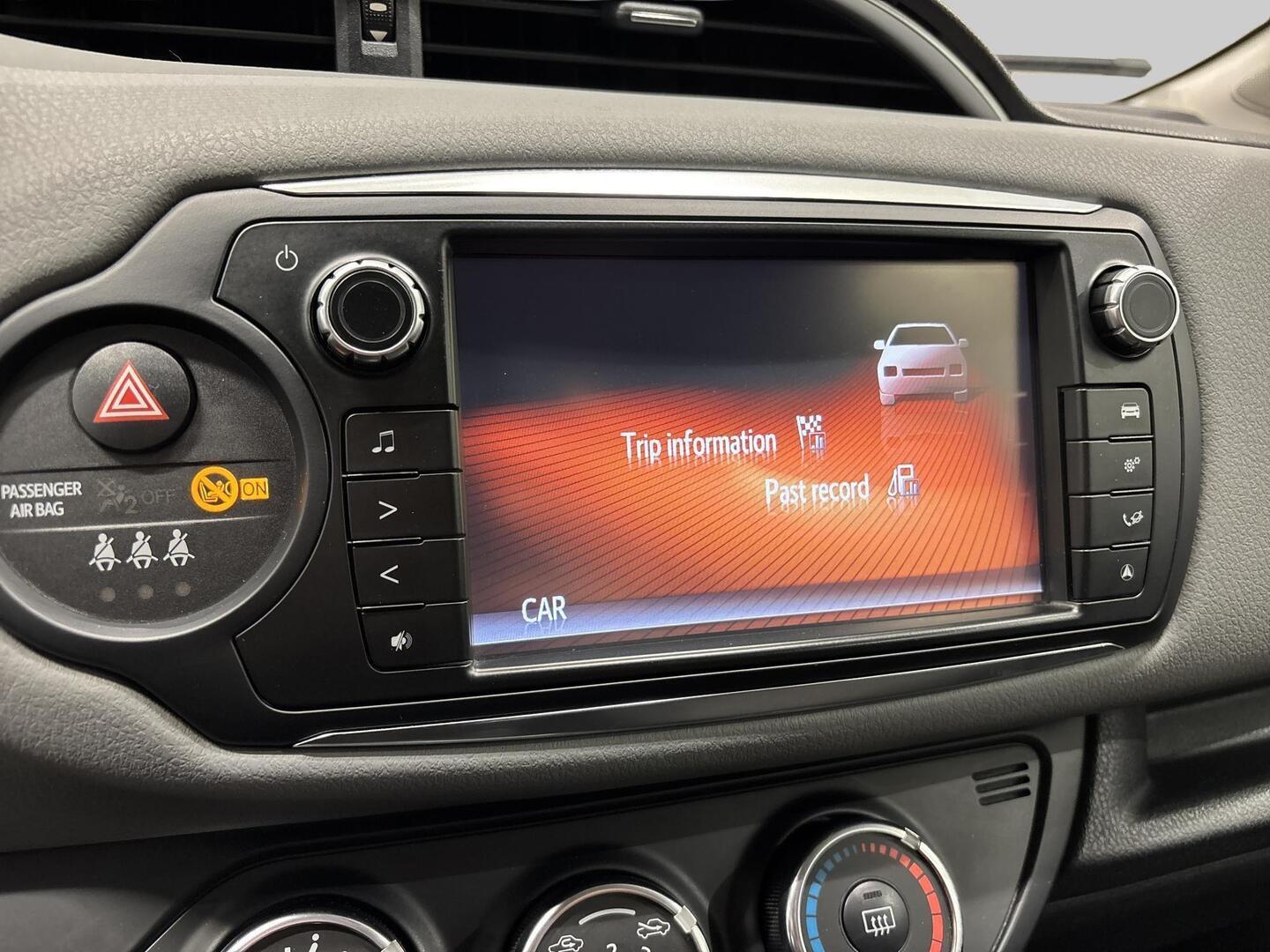 TOYOTA Yaris 2015