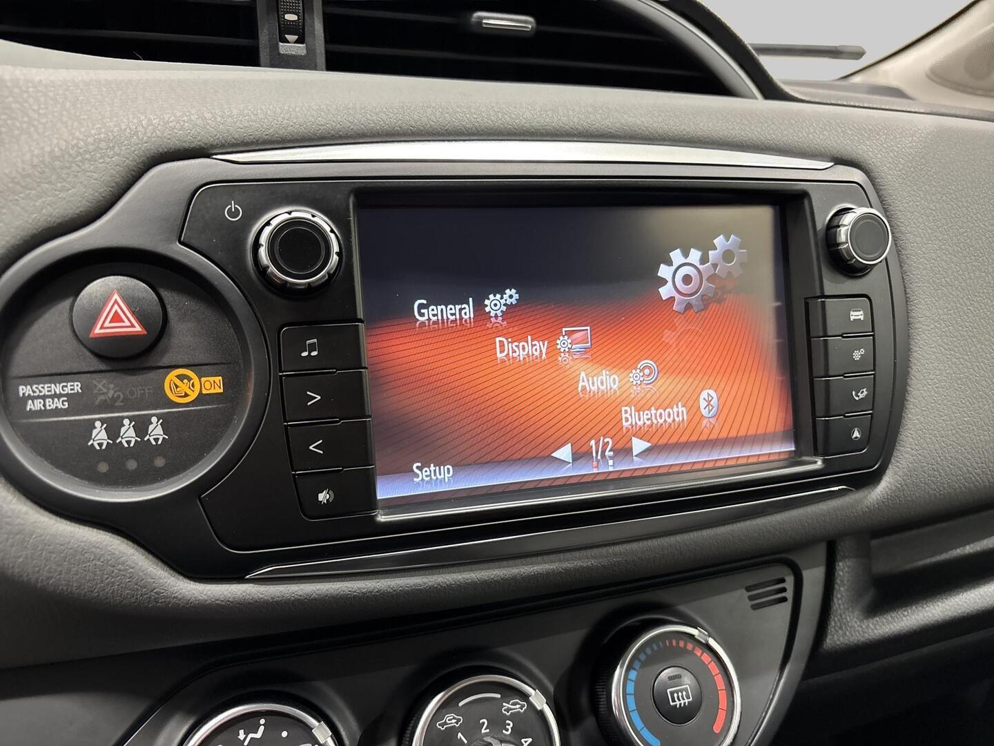TOYOTA Yaris 2015