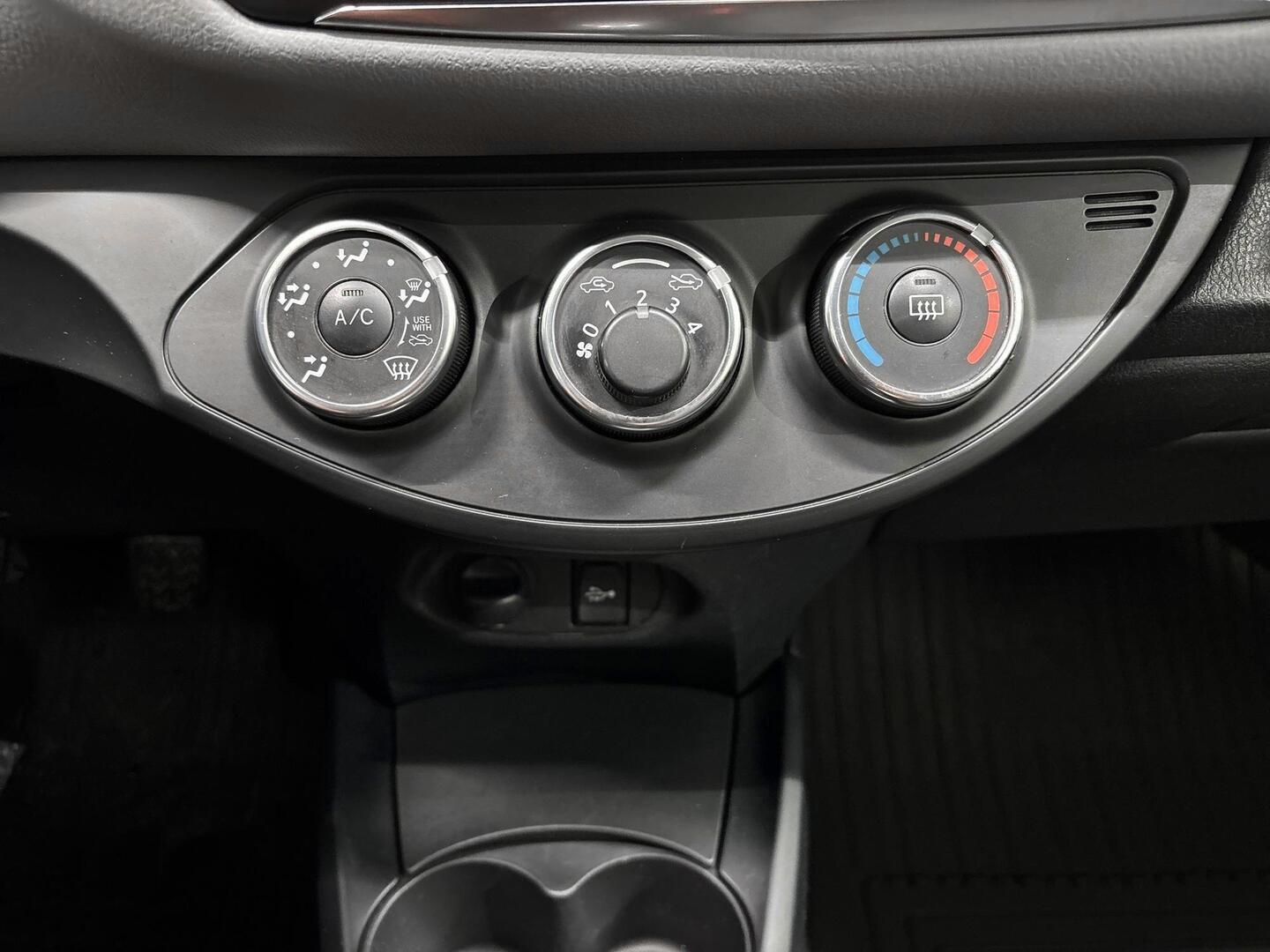 TOYOTA Yaris 2015