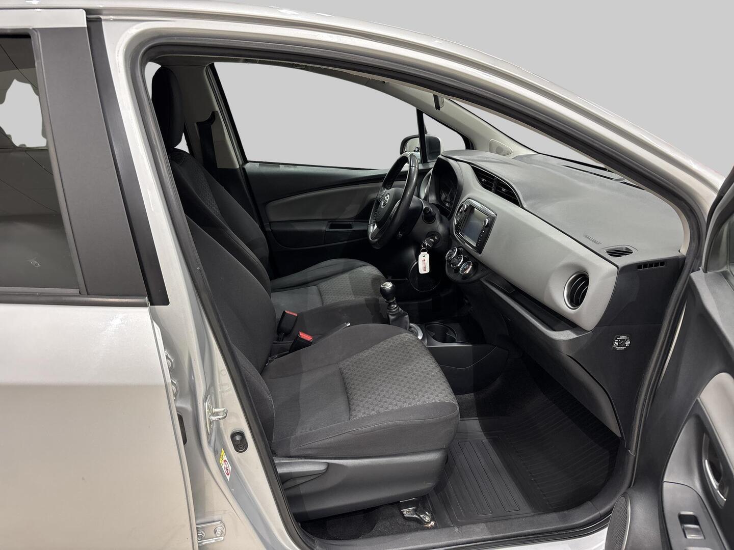 TOYOTA Yaris 2015