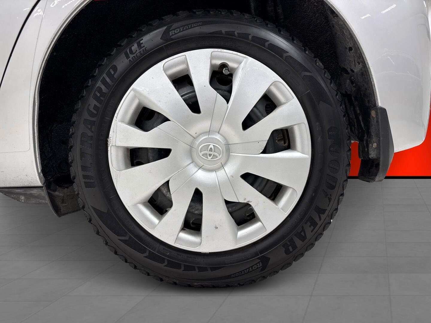 TOYOTA Yaris 2015