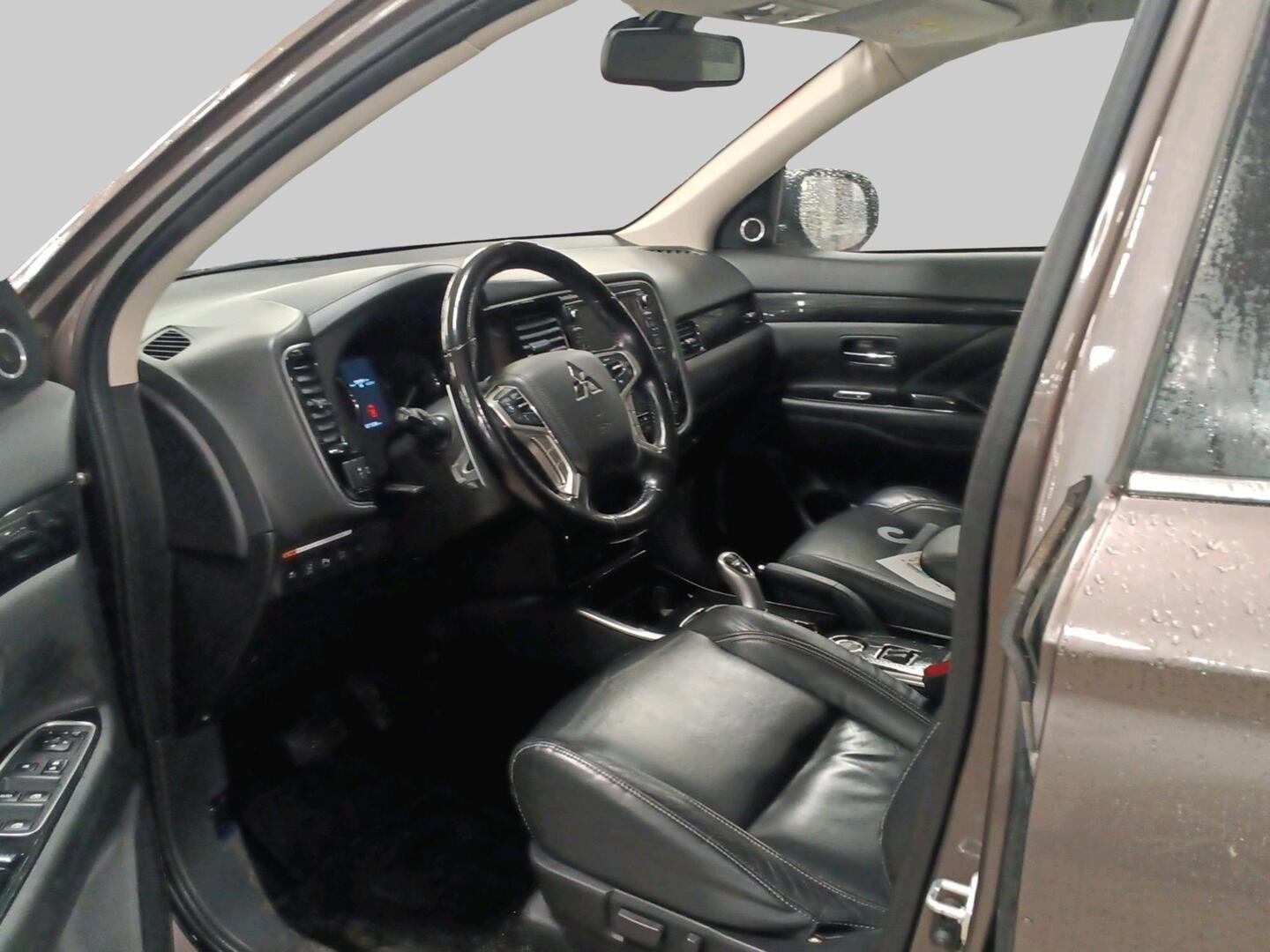 MITSUBISHI Outlander PHEV 2016