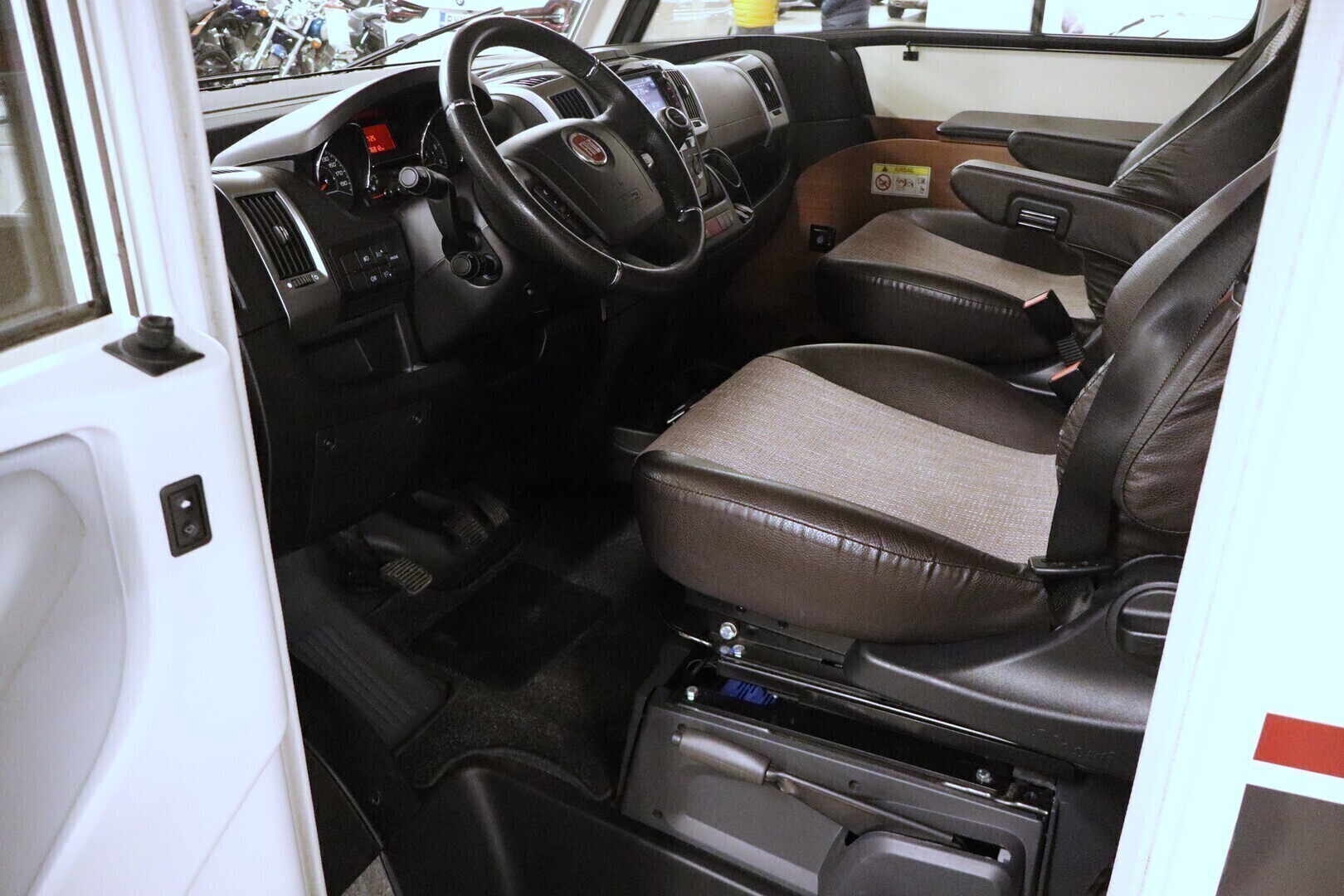 LMC EXPLORER I 665 2017