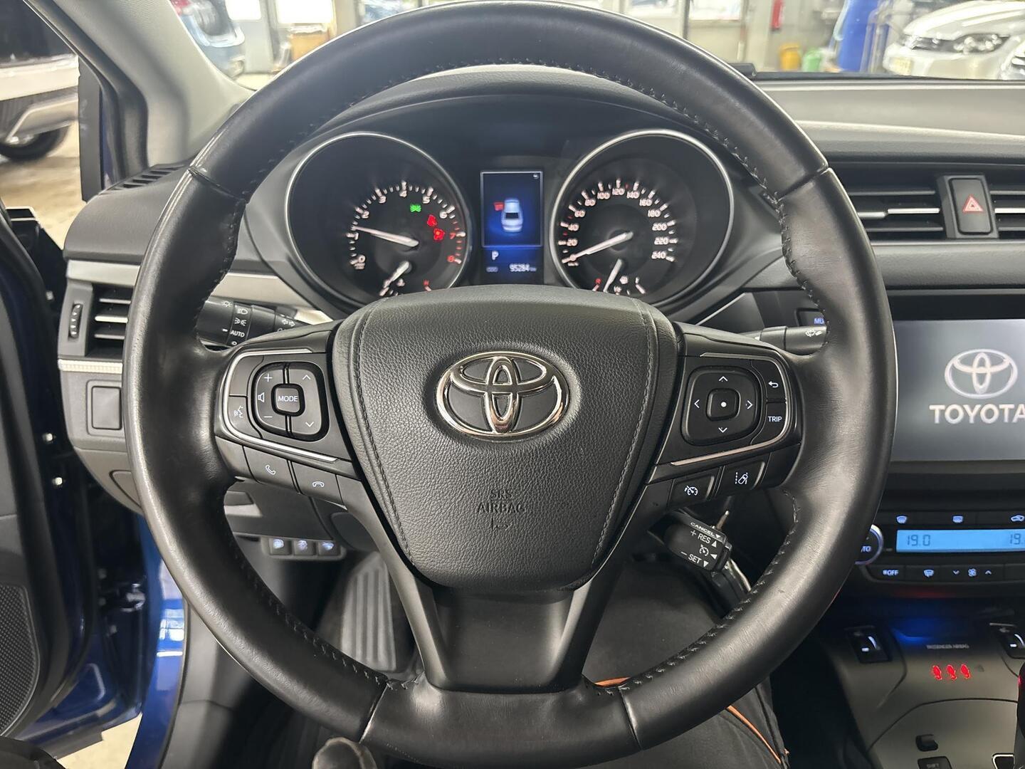 TOYOTA Avensis 2017