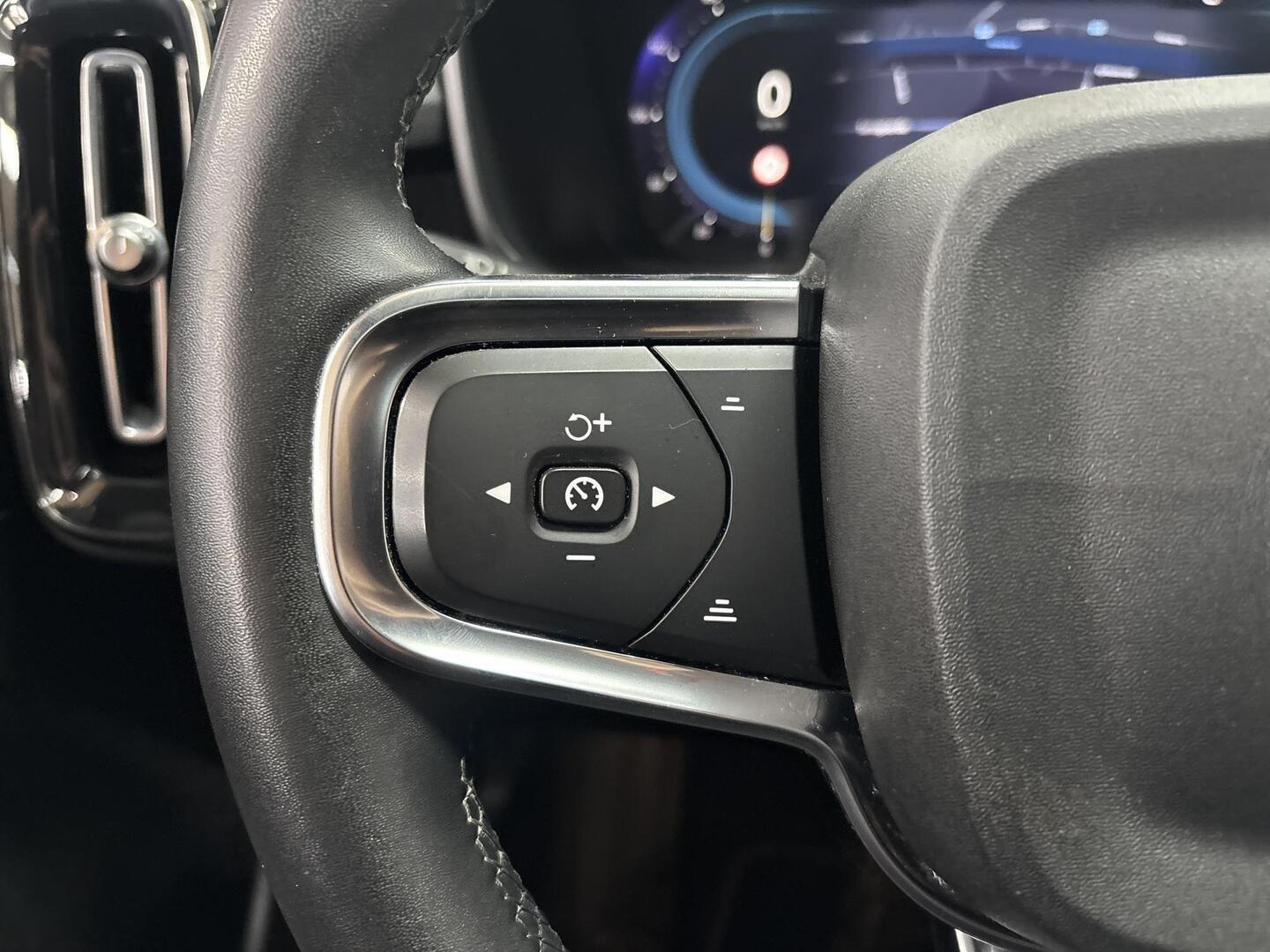VOLVO XC40 2023