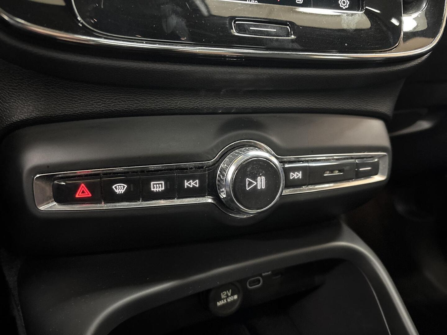VOLVO XC40 2023