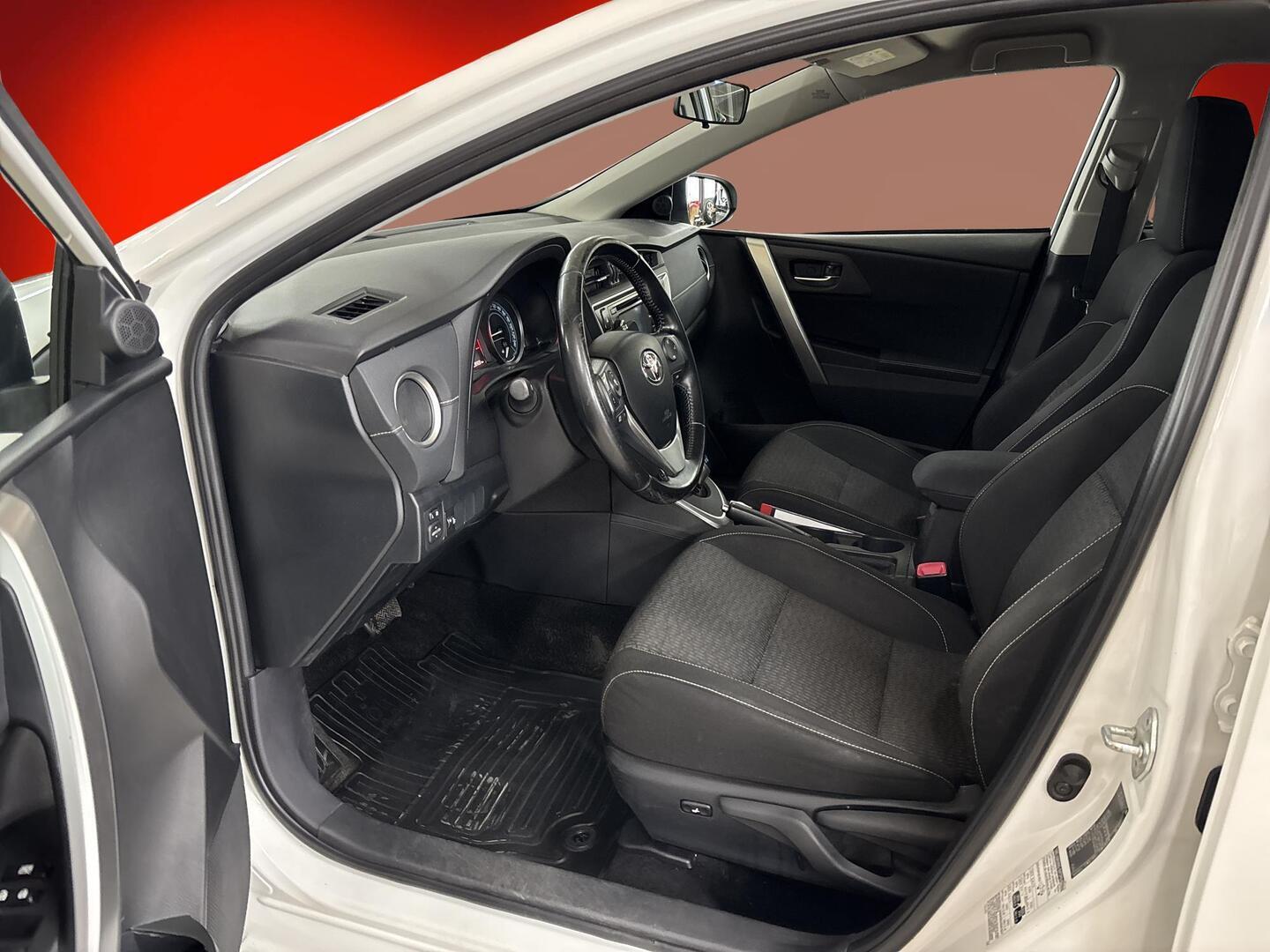 TOYOTA Auris 2015