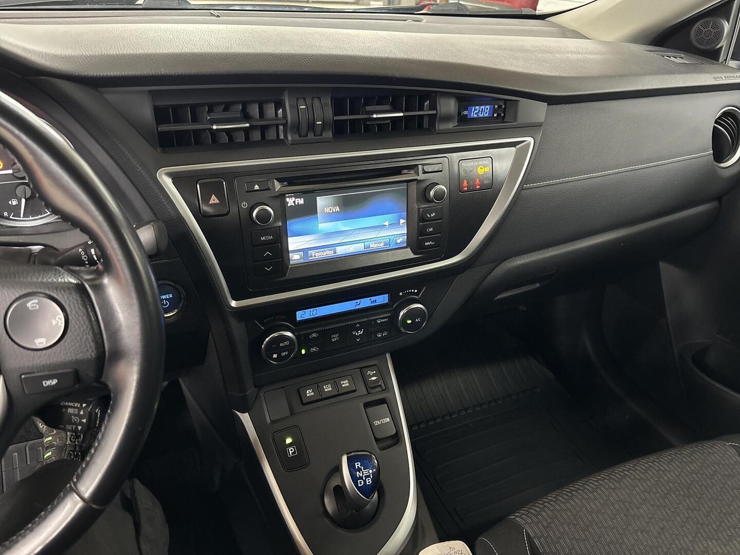 TOYOTA Auris 2015