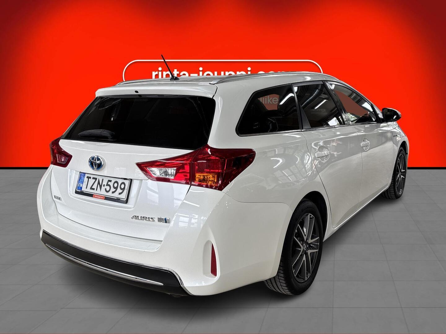 TOYOTA Auris 2015
