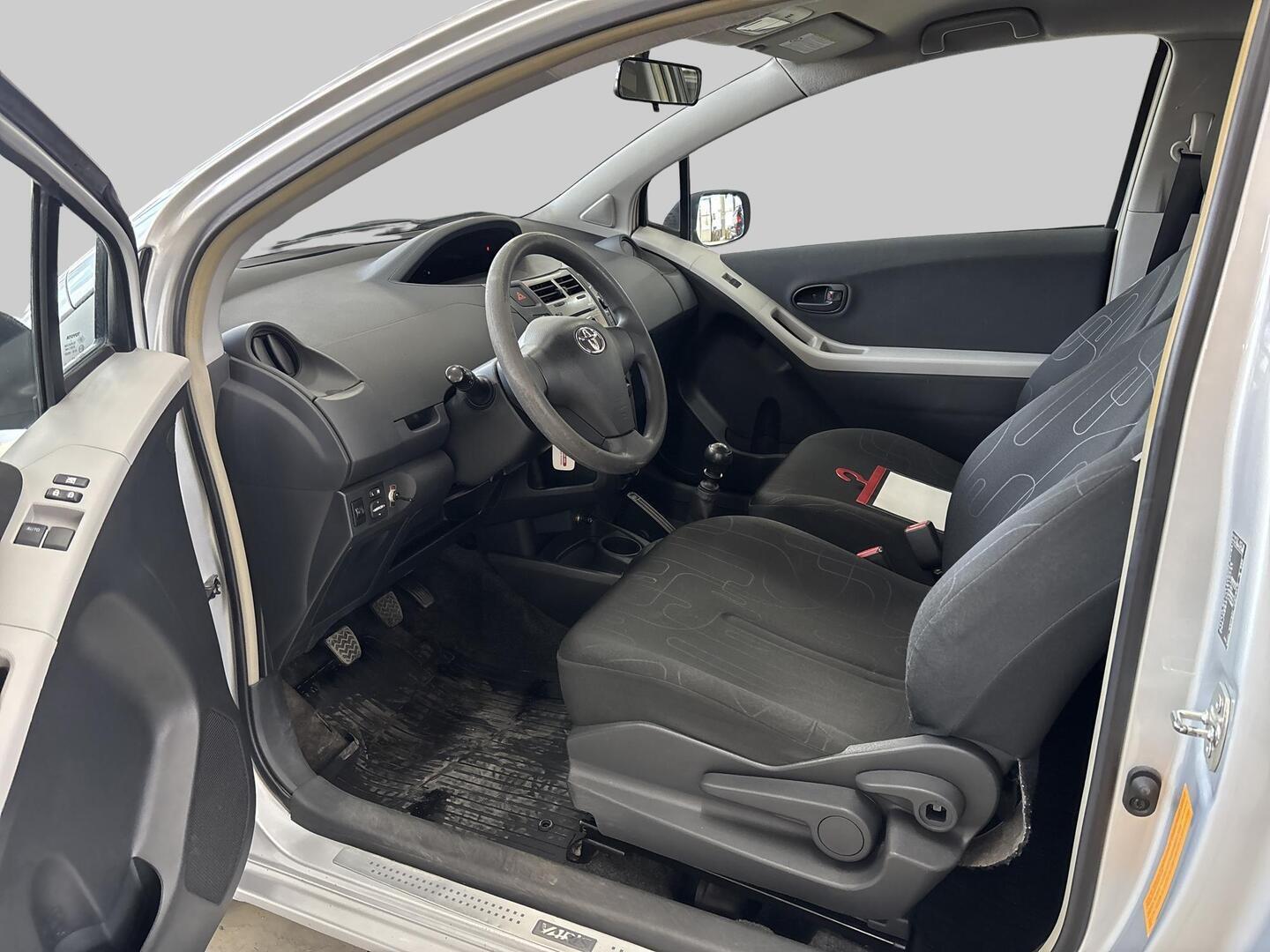 TOYOTA Yaris 2010