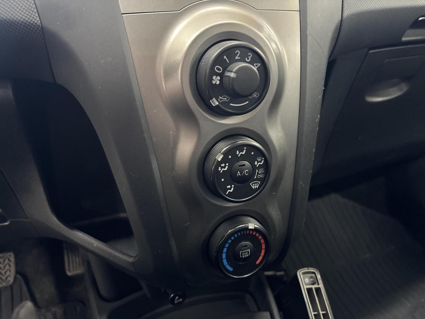 TOYOTA Yaris 2010
