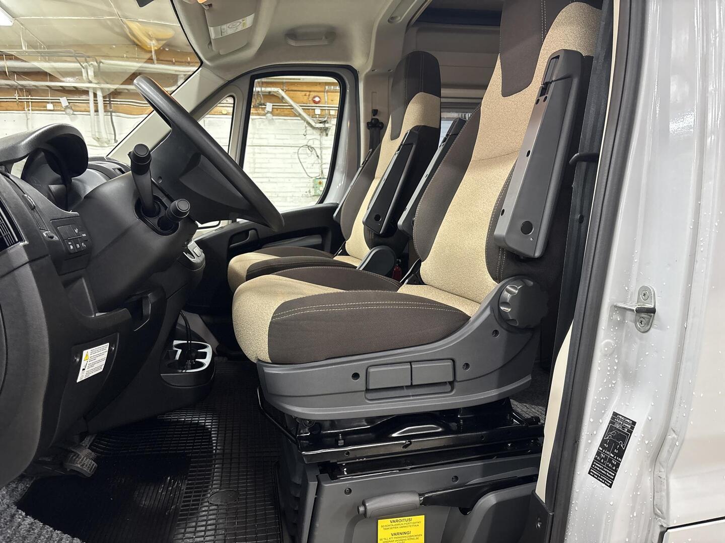 ROADCAR VAN R 601 2020