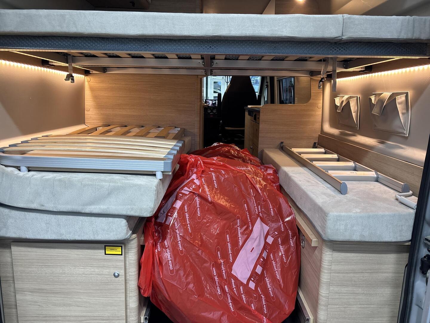 ROADCAR VAN R 601 2020