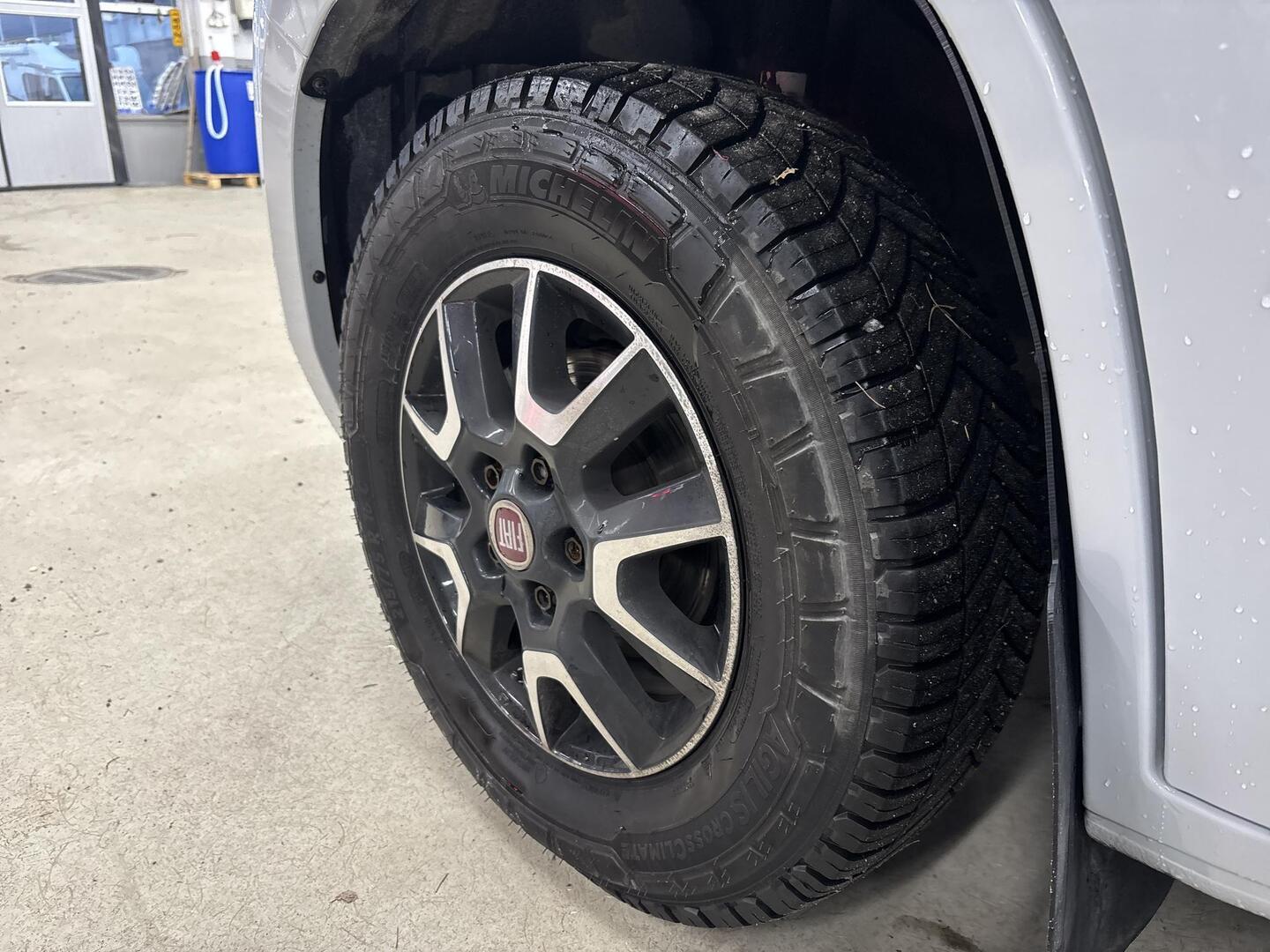 ROADCAR VAN R 601 2020