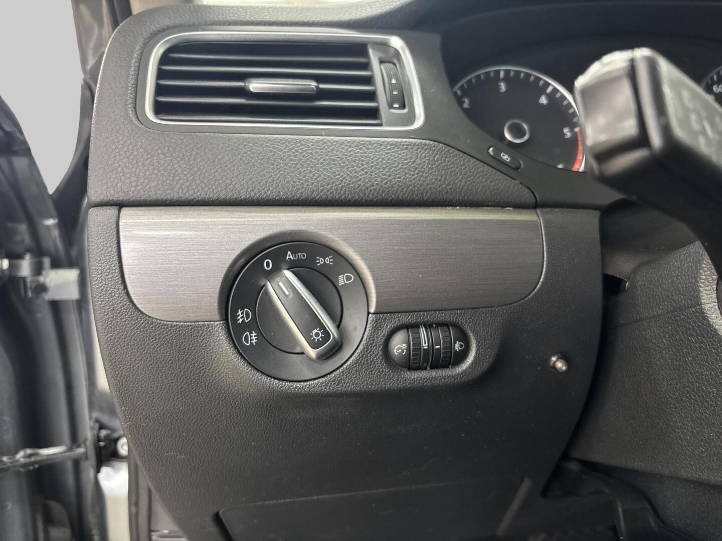 VOLKSWAGEN Jetta 2011