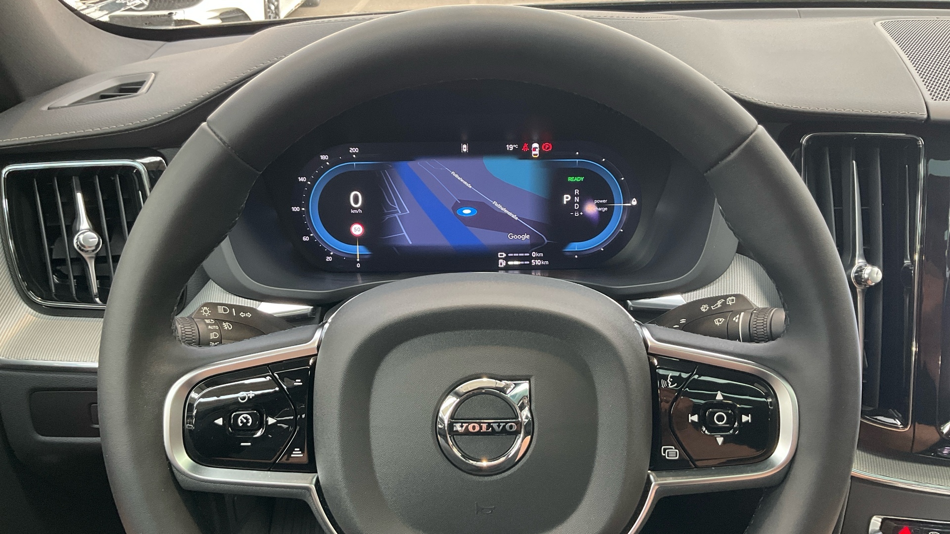 VOLVO XC60 2025