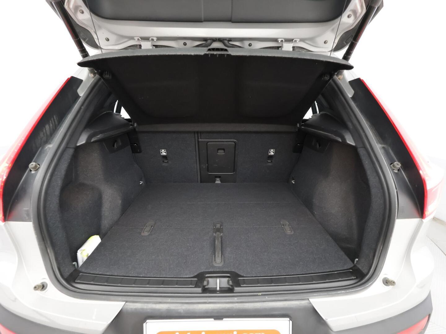 VOLVO XC40 2023