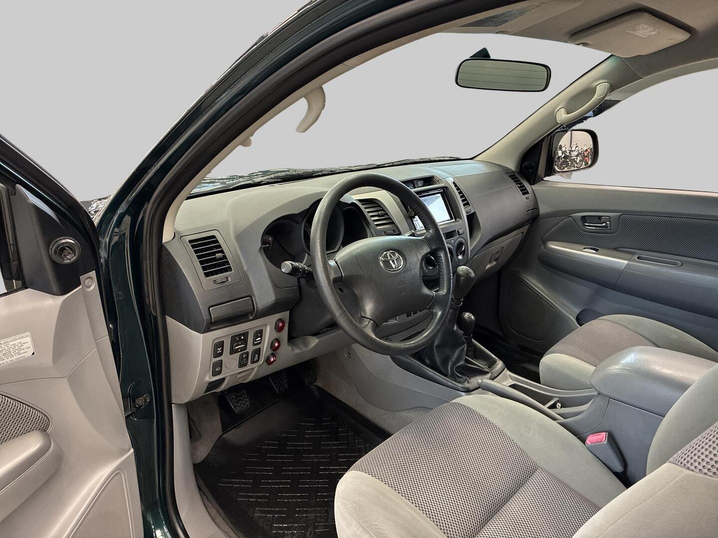 TOYOTA Hilux 2011