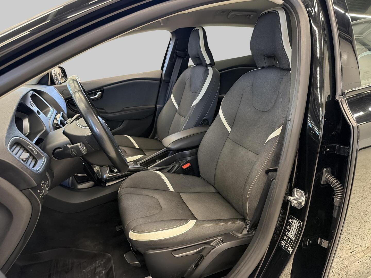 VOLVO V40 2019