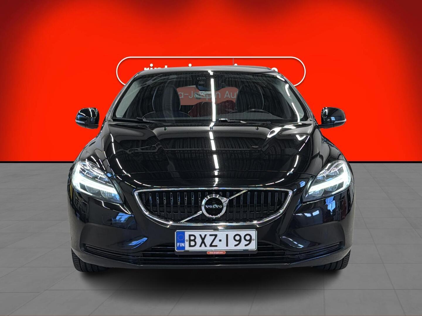 VOLVO V40 2019