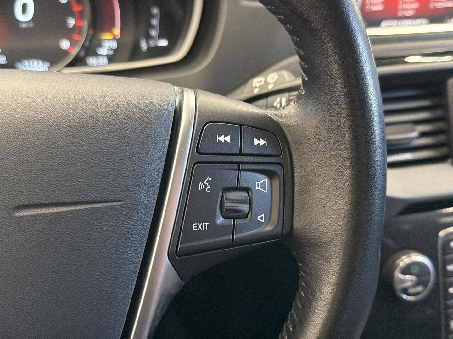 VOLVO V40 2019