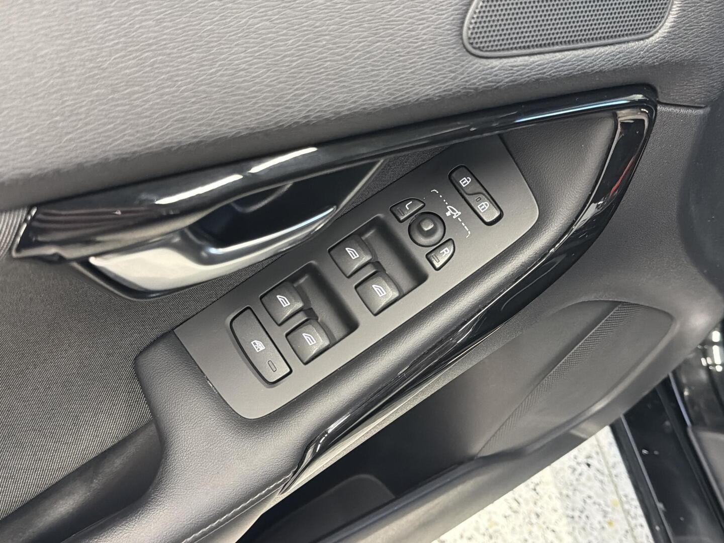 VOLVO V40 2019