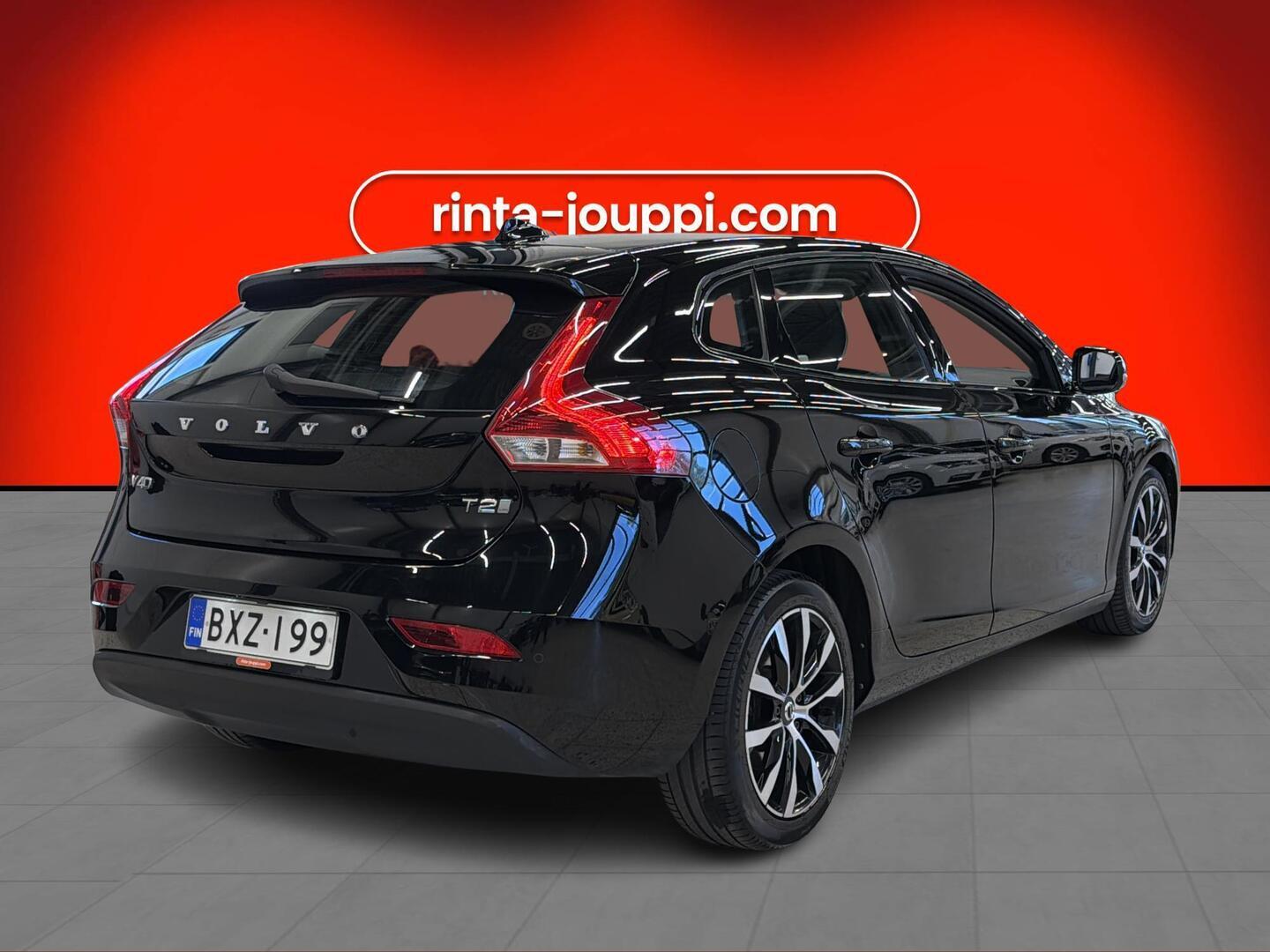 VOLVO V40 2019