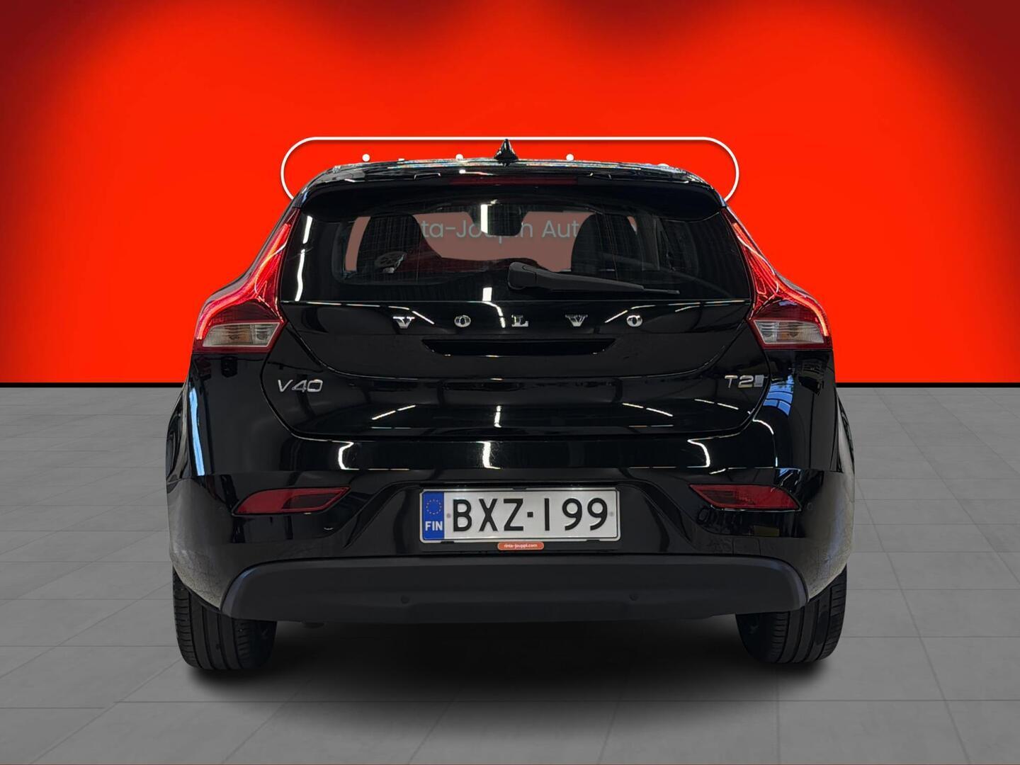 VOLVO V40 2019