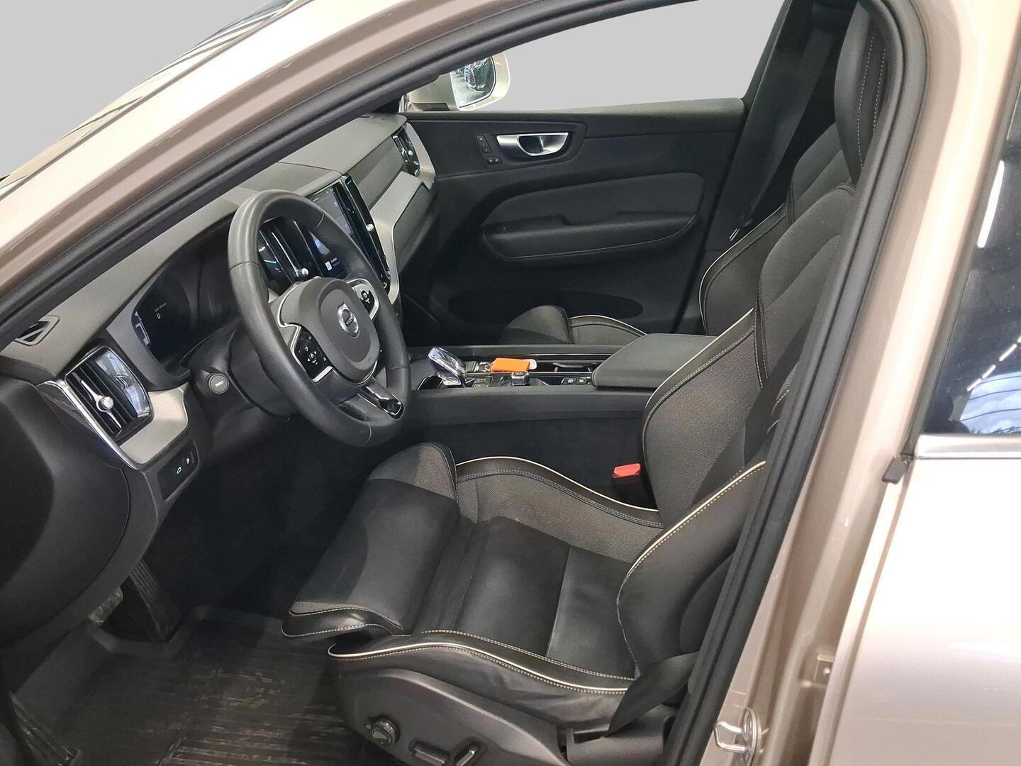 VOLVO XC60 2023