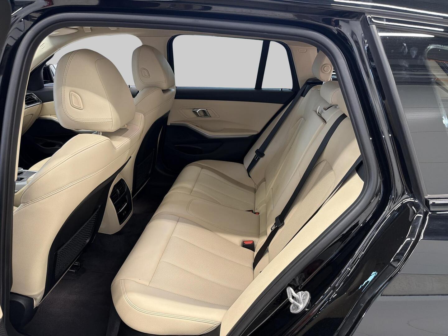BMW 330 2023