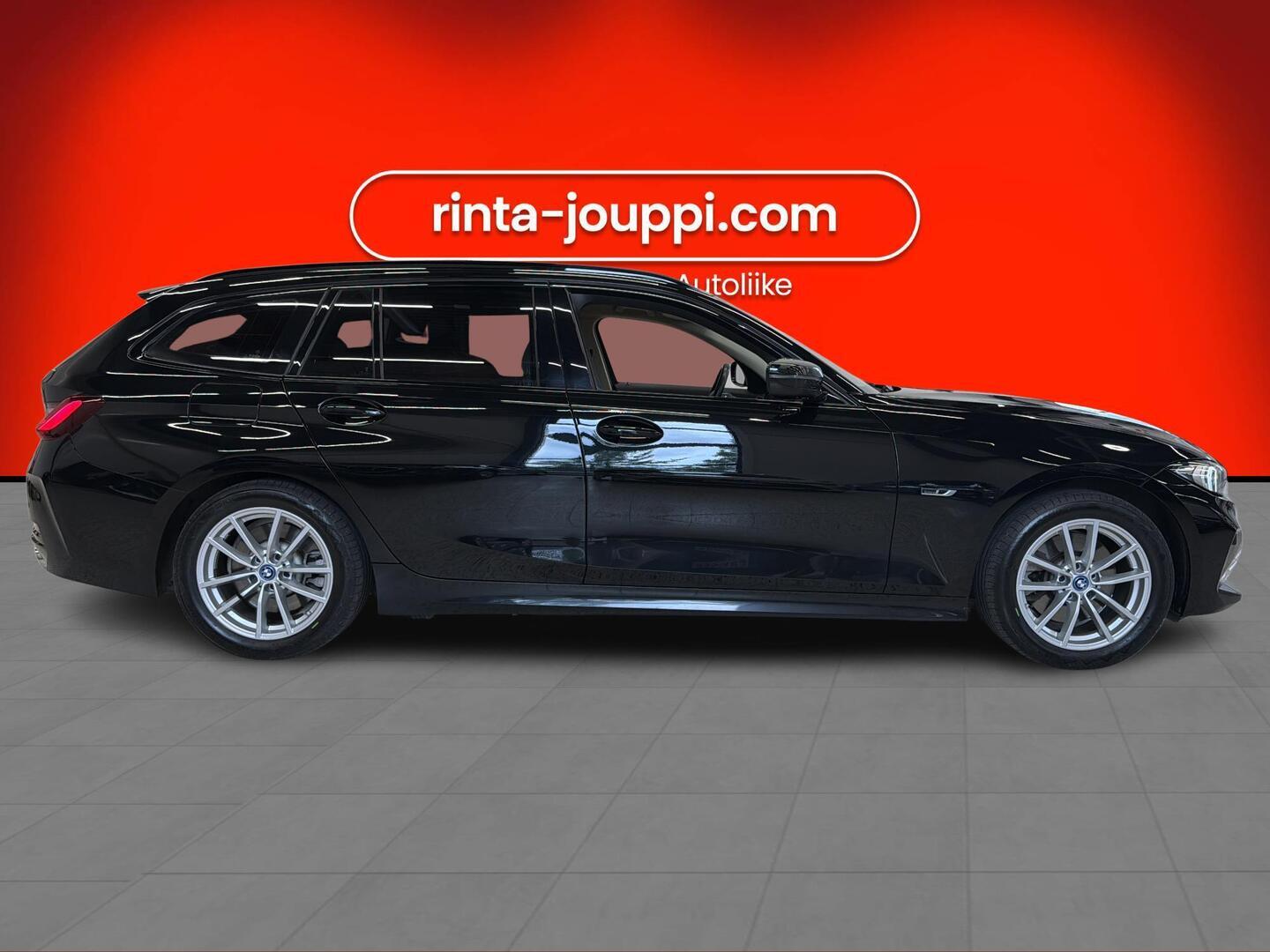 BMW 330 2023