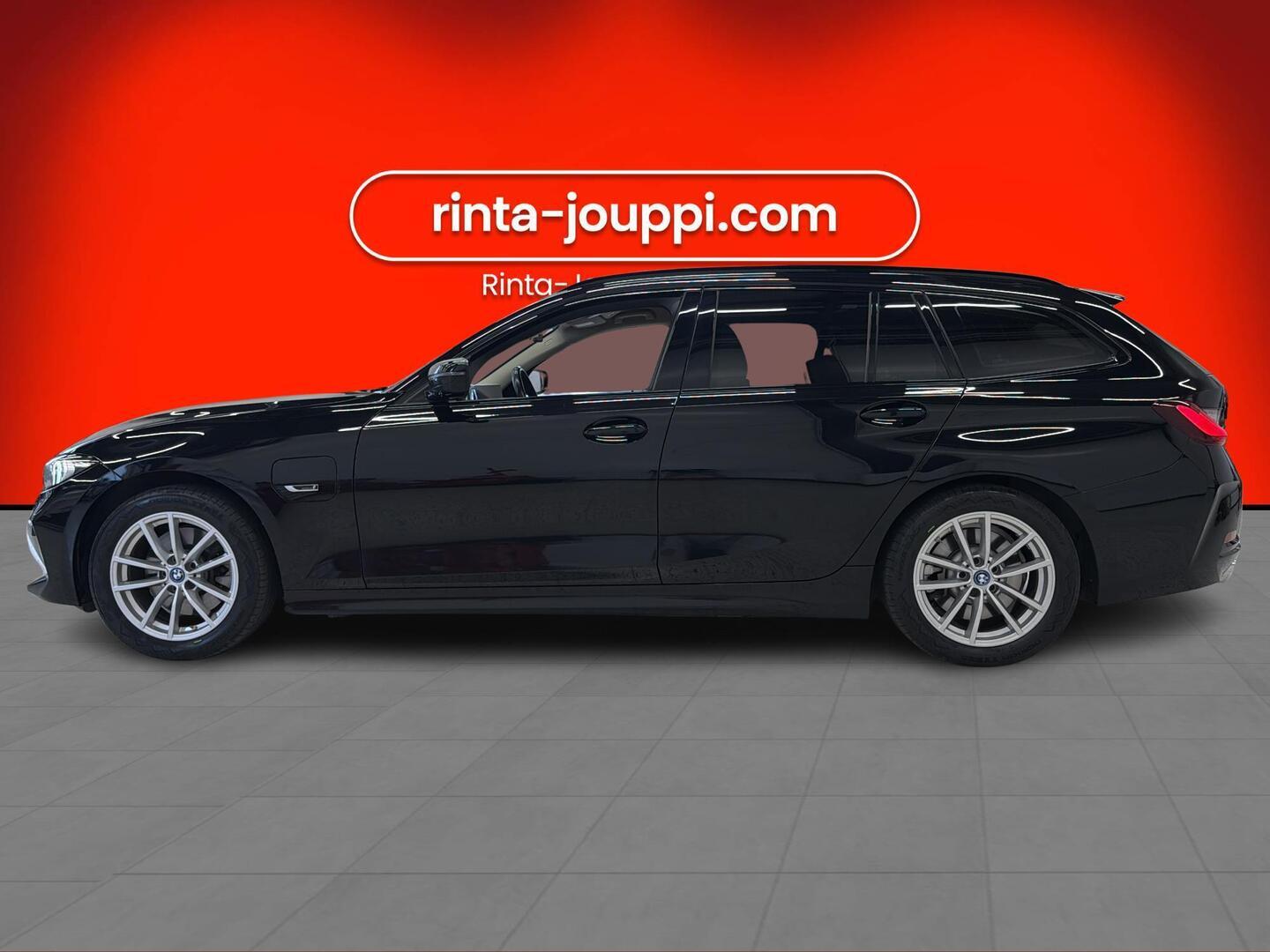 BMW 330 2023